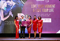 businesswomen & beautiful ladies learn about the technology of "automatic tissue stem  cells"